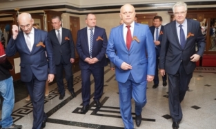 MEN IN BLUE: омский губернатор Виктор Назаров и его окружение выбирают самый модный цвет сезона